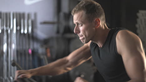 hombre haciendo ejercicio en un gimnasio