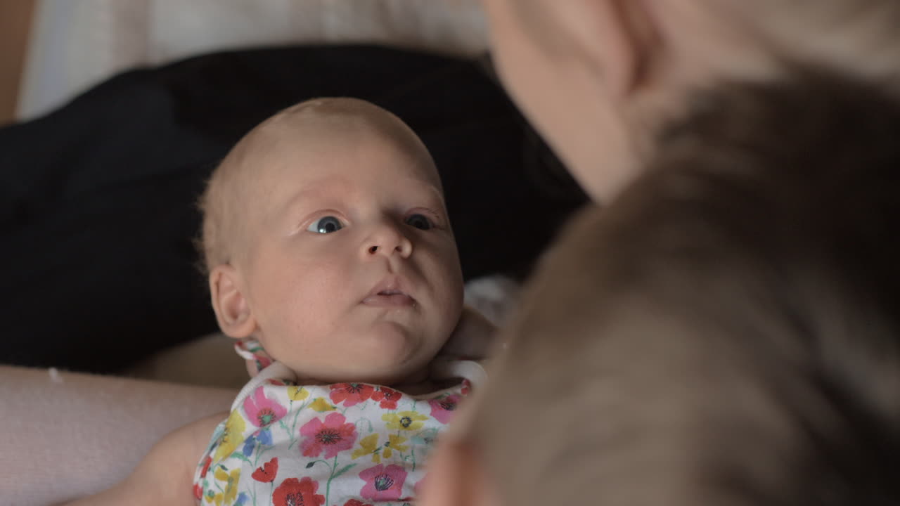 두 달 된 아기 소녀와 엄마와 형제