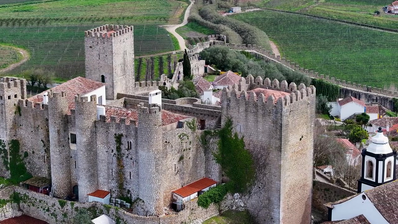 Castello di Óbidos a Óbidos, nel distretto di Leiria, Portogallo. Borgo Storico. Castello Medievale. Paesaggio Mozzafiato. Castello di Óbidos a Óbidos, nel distretto di Leiria, Portogallo. Scenari del Centro Storico.