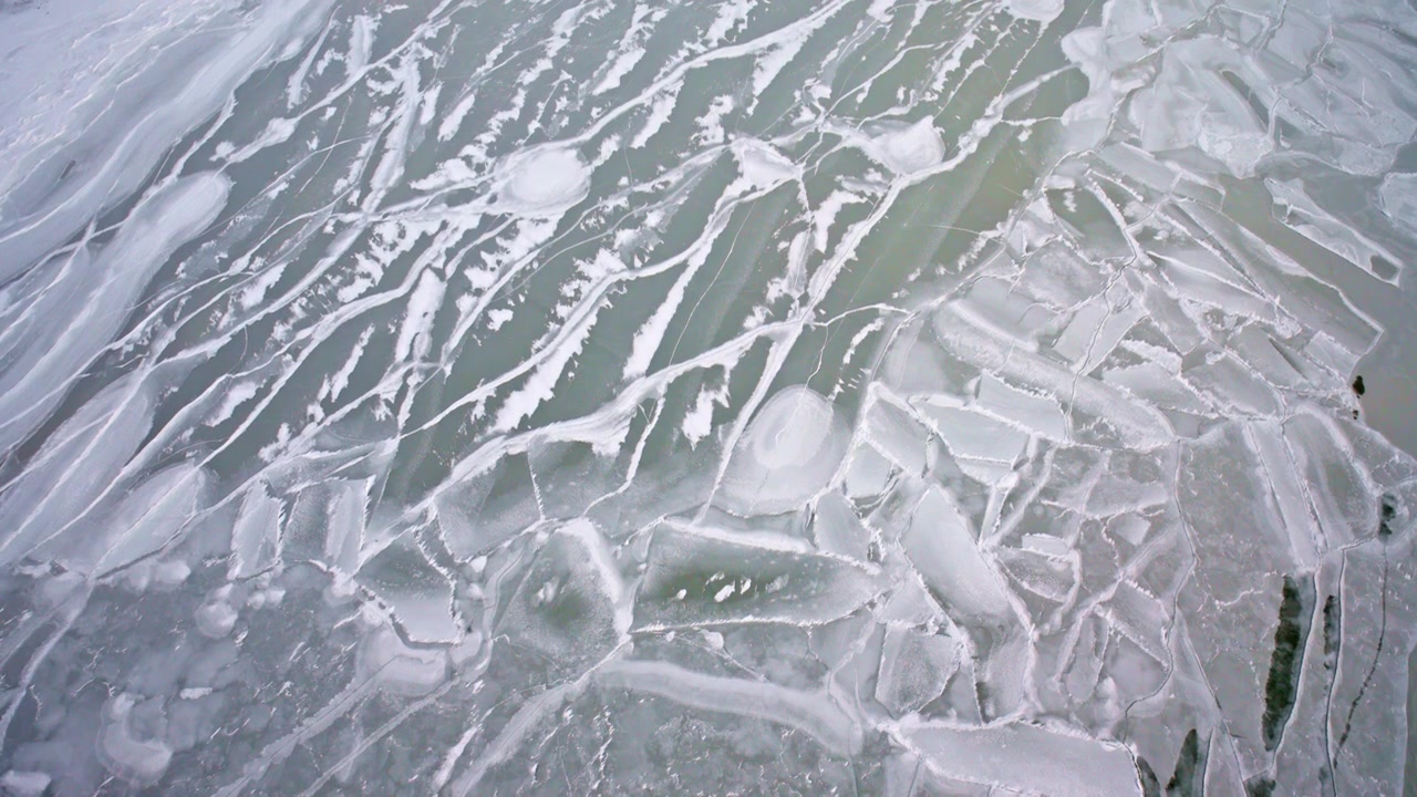 Veduta aerea con drone di straordinarie formazioni di ghiaccio diffuse sulla superficie del Lago Michigan.
