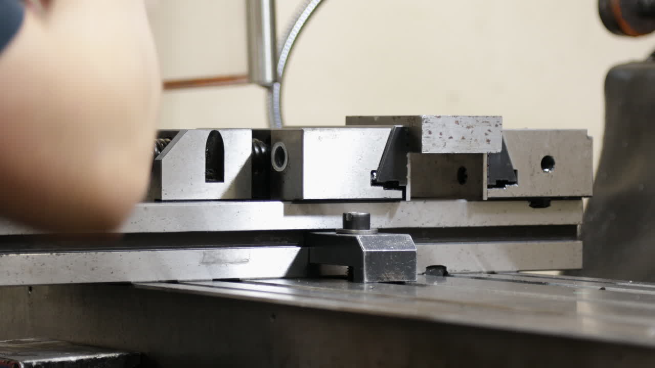 밀 기계공이 금속 블록을 매에 고, 가까이 다가갑니다.