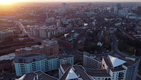 vista aérea de la ciudad de leeds al atardecer en west yorkshire, inglaterra, reino unido.