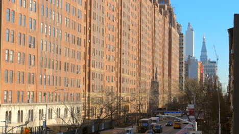 Fachada-De-Ladrillo-Rojo-De-Un-Edificio-Visto-Desde-La-Línea-Alta-Cerca-De-Chelsea-En-Nyc,-Manhattan,-Estados-Unidos