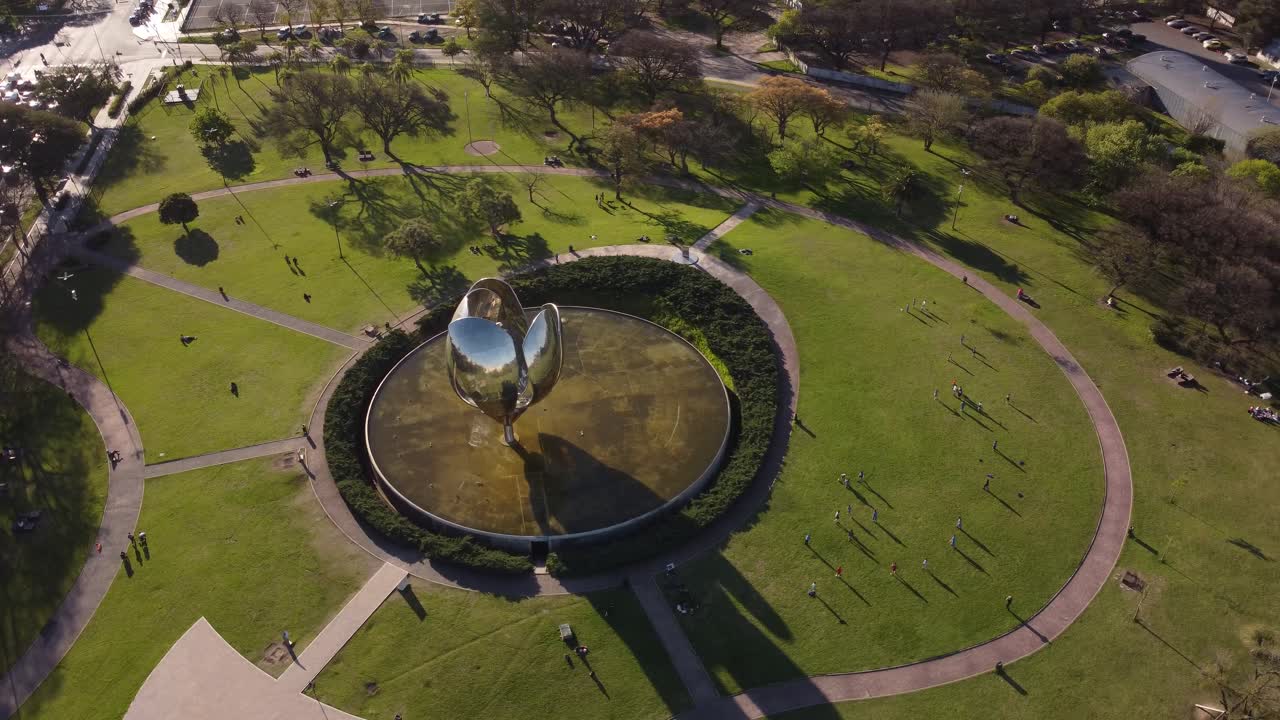 vista aérea de arriba hacia abajo que muestra floralis genérica, una escultura hecha de acero y aluminio ubicada en la plaza de las naciones unidas