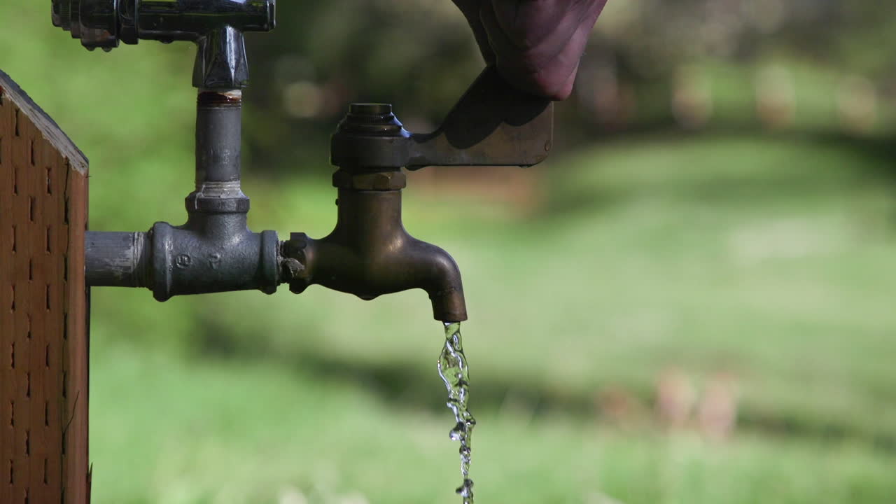 grifo de agua al aire libre en el parque