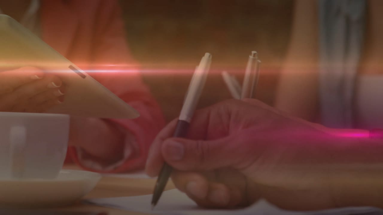 animación de personas que trabajan juntas usando una tableta digital y escribiendo en un moderno en el fondo