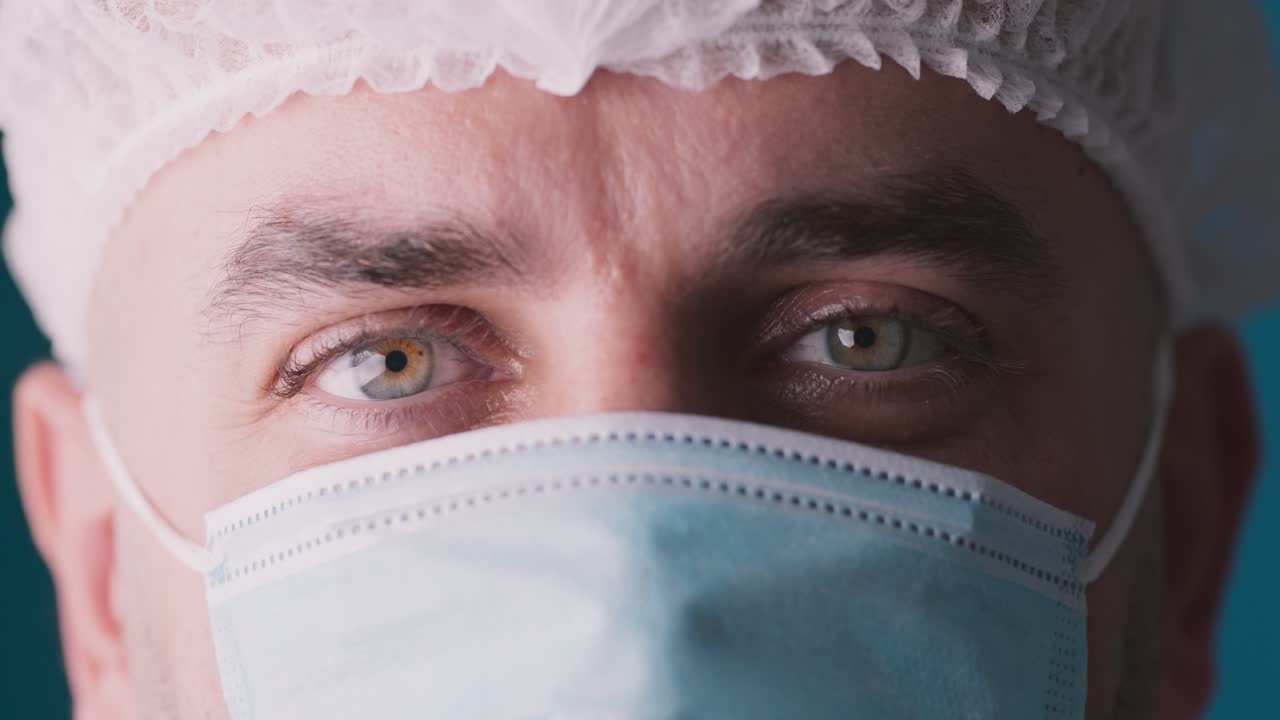 médico con equipo de protección