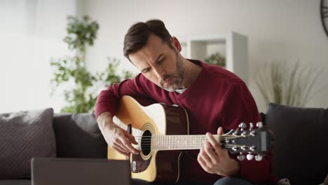 Video-De-Un-Hombre-Tocando-La-Guitarra-Acústica-En-Casa.