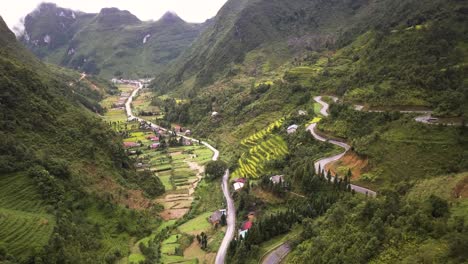 imágenes aéreas de una cadena montañosa en el norte de vietnam