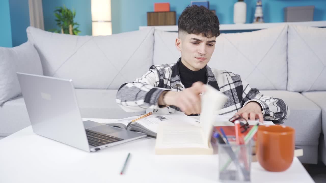 студент, чьи глаза устают во время учебы, носит очки.