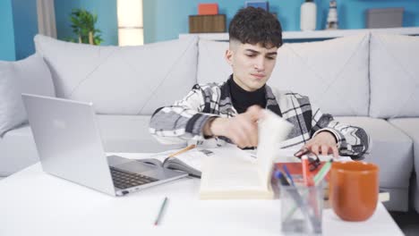 el estudiante cuyos ojos se cansan mientras estudia usa gafas.