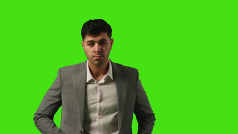 Porträt-Eines-Jungen-Geschäftsmannes,-Der-Vor-Einem-Greenscreen-Steht-Und-Seinen-Anzug-Vor-Einem-Greenscreen-Gerade-Rückt-1