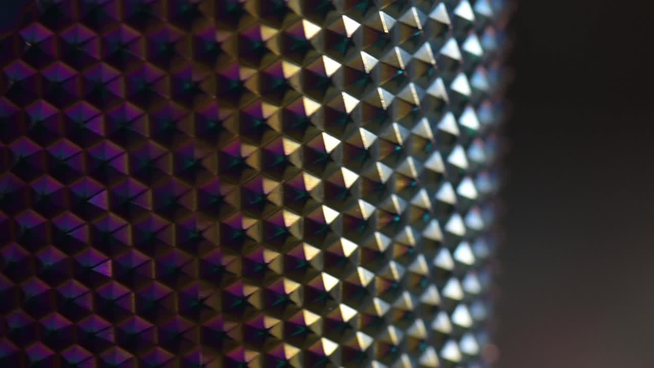 dolly-izquierda primer plano de una bebida fría de vidrio rosado violeta con bordes