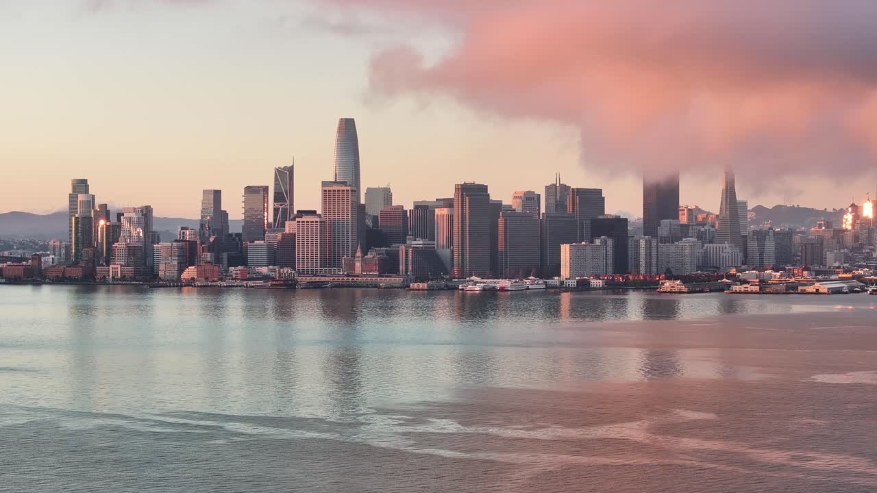 샌프란시스코 스카이 라인 위에서 활기찬 분홍색 해가 뜨는 공중 추진