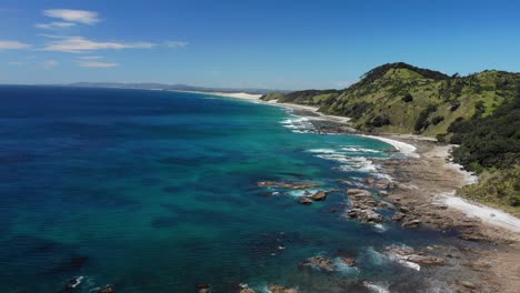 Toma-Aérea-De-Cabezas-De-Mangawhai-En-Un-Día-Soleado