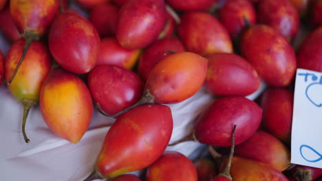 un montón de tamarillos frescos