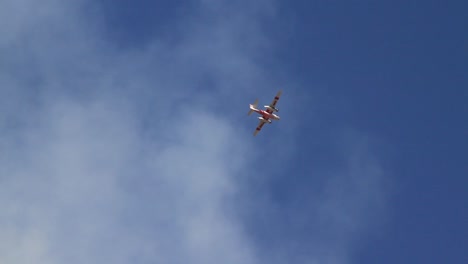 Pequeño-Avión-Volando-A-Través-Del-Humo,-Luchando-Contra-Un-Incendio-Forestal-En-California