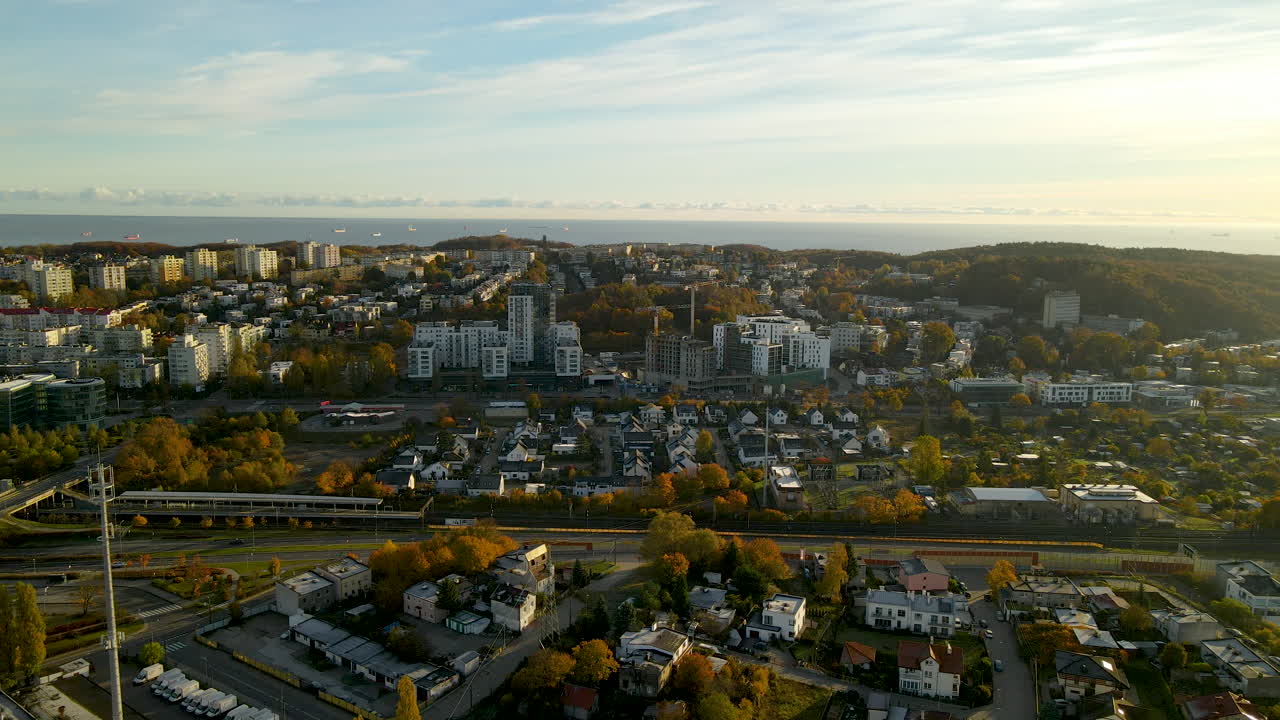 Ilmakuva Gdynian, Puolan, kaupunkirakennuksista ja tiestä syyspuineen aurinkoisena päivänä