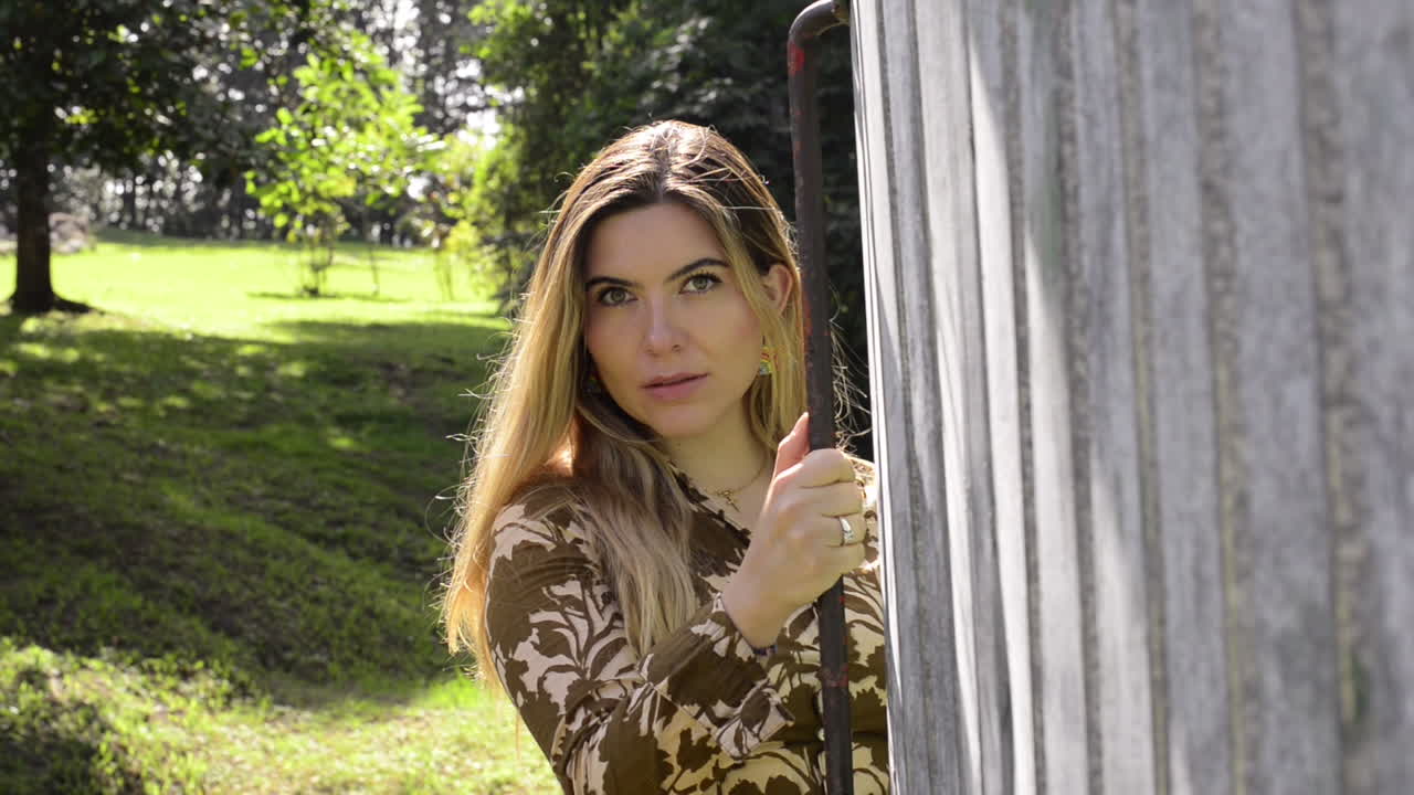 определенный интенсивный взгляд блондинка с кольцом смотрит в камеру