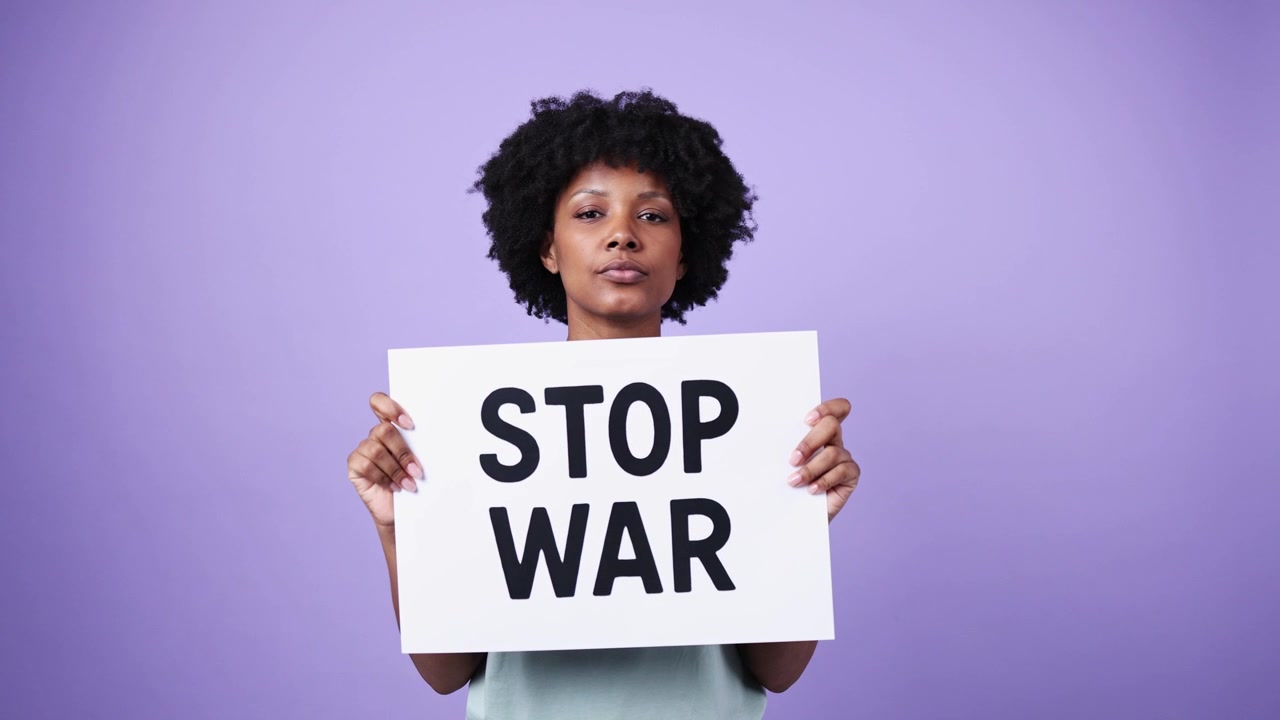 Giovane donna afroamericana che tiene un cartello con scritto 'Stop alla guerra'