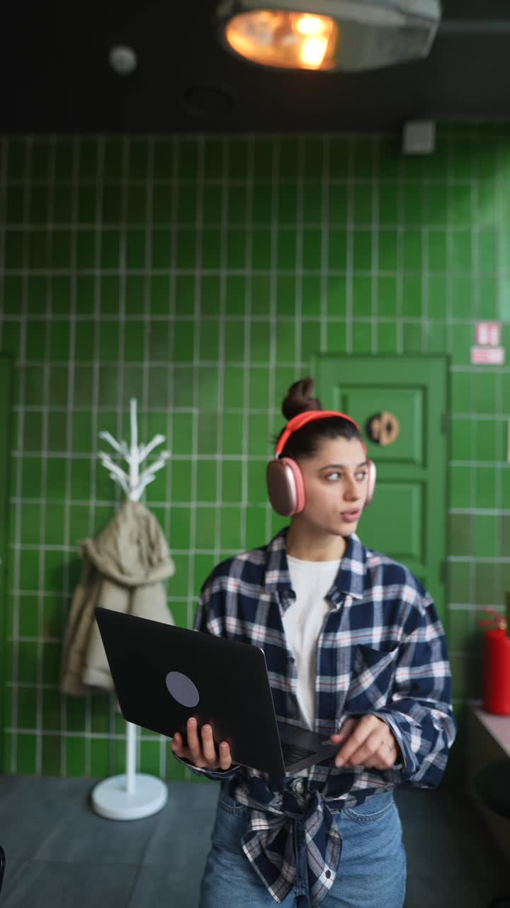 mujer trabajando en una computadora portátil en un café