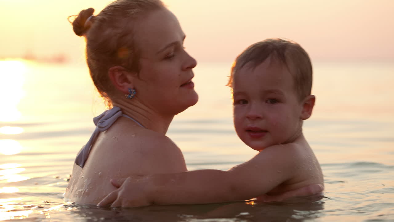 아들과 어머니가 바다에서 포옹하고