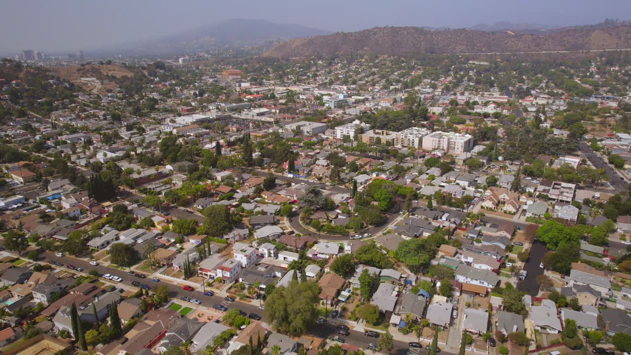 Carrellata all'indietro su case e strade del quartiere Eagle Rock a Los Angeles, California, in una bella giornata