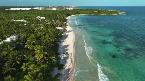 vista aérea sobre una playa tranquila y paradisíaca en la soleada xpu ha, quintana roo, méxico