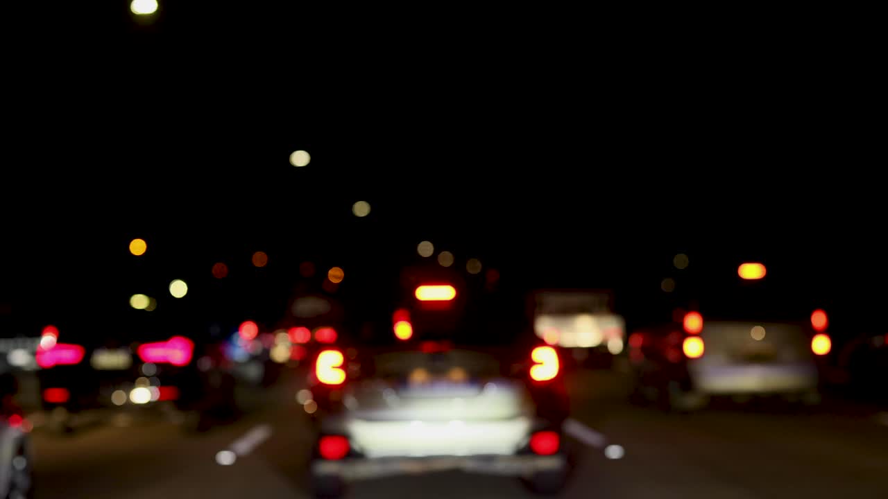 야간 교통에서 흐릿한 자동차와 불빛