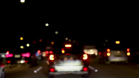 coches y luces borrosos en el tráfico nocturno