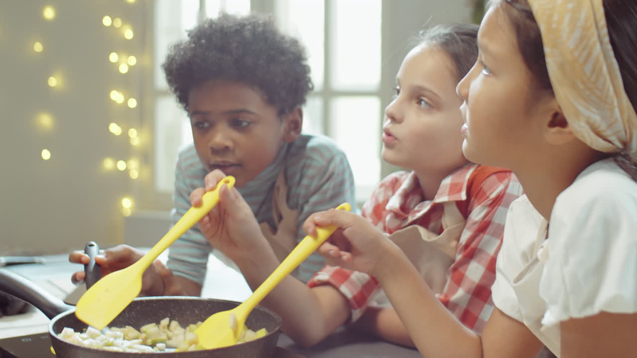 niños pequeños cocinando en la clase culinaria
