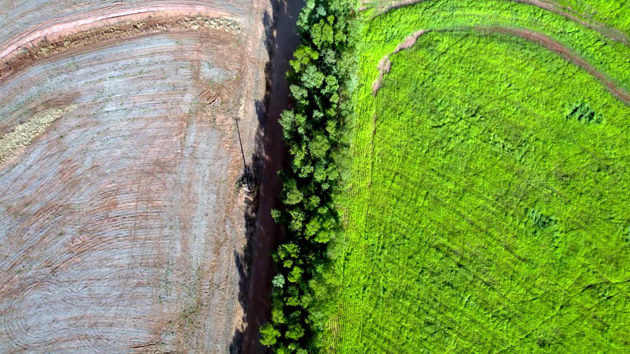 브라질 에서 작물 이 자라는 초록색  ⁇  과 재배 를 위해  ⁇ 은 벌목 된 땅 - 내려오는 공중 사진