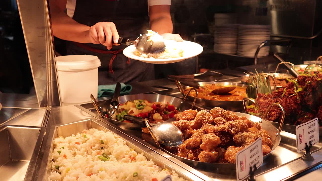 멜버른 시장 상점 에서 손으로 음식 을 제공 하는 것