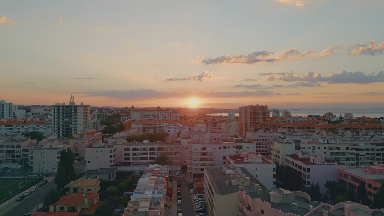 Bela paisagem urbana ao pôr do sol, vista aérea. Sol dourado deslumbrante se pondo no horizonte.