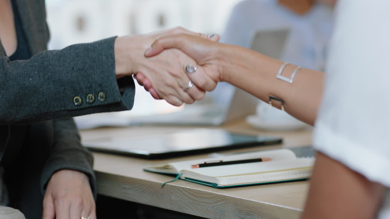 stretta di mano da vicino mani colloquio di lavoro di successo donna d'affari felice stagista che stringe la mano al manager in una riunione congratulazioni per la nuova opportunità di carriera nell'ufficio aziendale