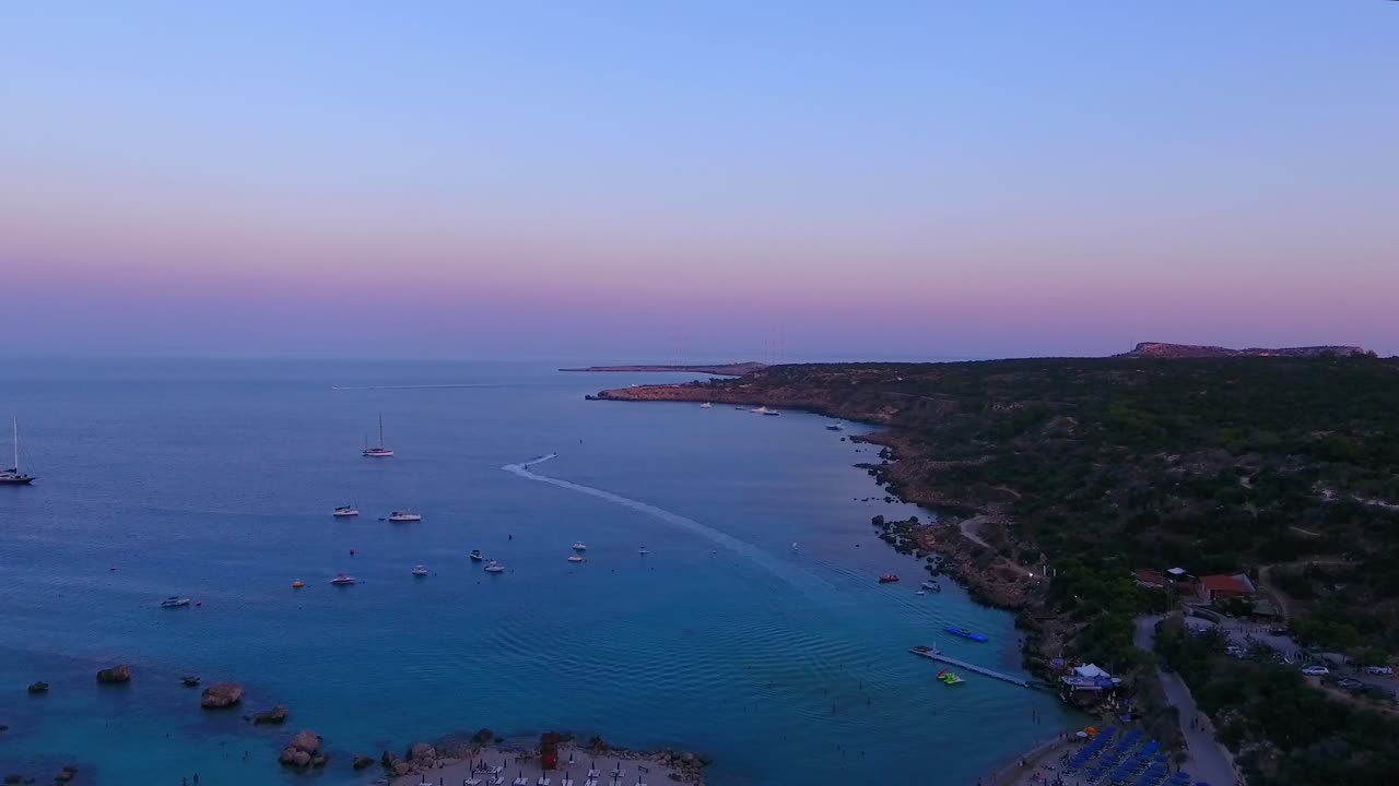 vistas de drones de la mundialmente famosa playa de konnos en la isla mediterránea de chipre a última hora de la tarde después del atardecer con agua de mar turquesa clara