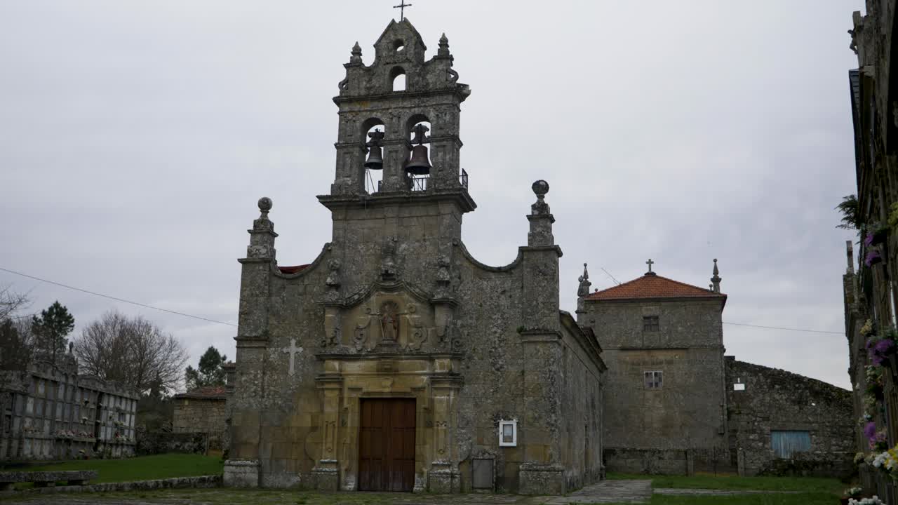 fachada de la iglesia de santiago do anllo, san amaro, ourense españa