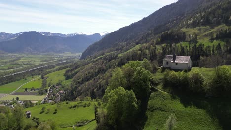capturando una vista aérea del pintoresco paisaje que rodea bad ragaz en st
