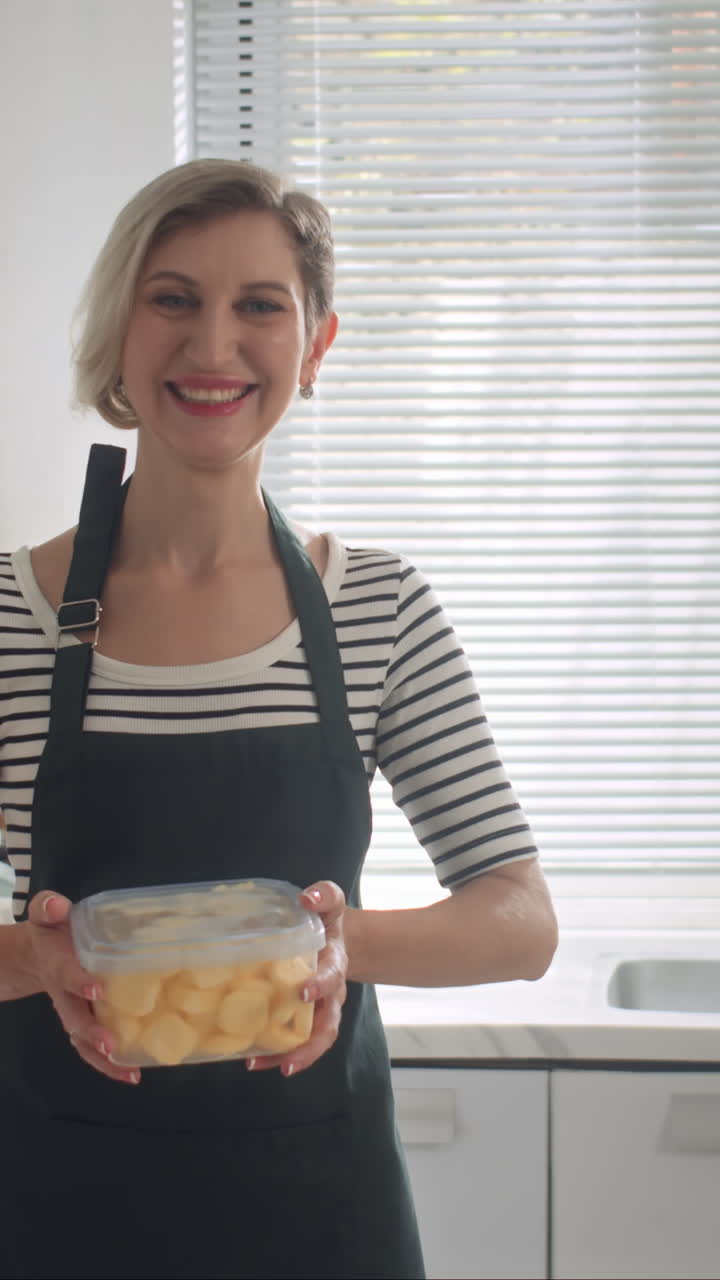 Ritratto di una casalinga allegra con pasta per biscotti