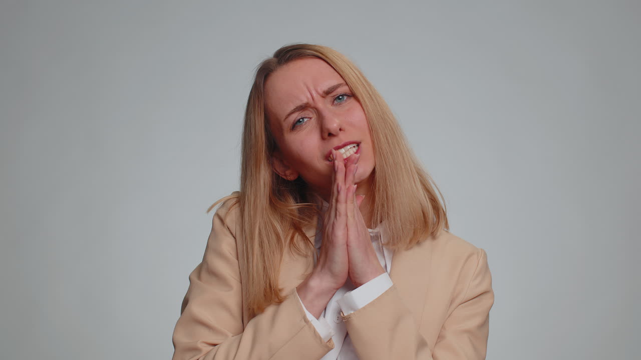 여자 손가락을 문지르며 현금 제스처를 보여주고  ⁇ 을  ⁇ 아달라고 요구하고 대출을 받아 쇼핑을 하고 구걸을 한다