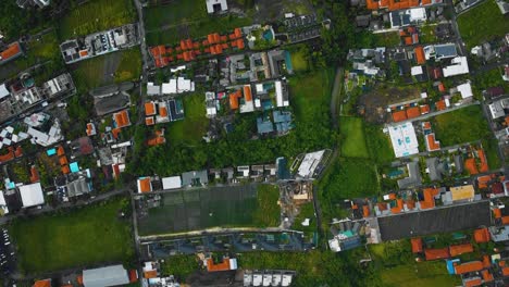 Imágenes-Cinematográficas-De-Drones-De-La-Playa-De-Berawa-En-Canggu,-Bali-Con-Hermosos-Paisajes,-Hoteles-Caros,-Campos-De-Arroz-Y-Villas-A-Través-De-Un-Clima-Tranquilo