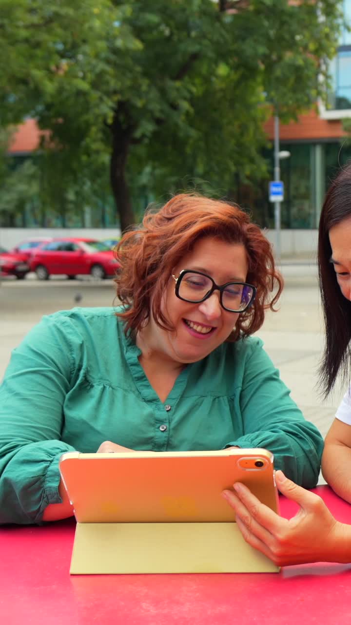 dos mujeres mirando una tableta