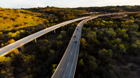 Vista-Aérea-De-La-Autopista-Cerca-Del-Río-San-Luis-Rey