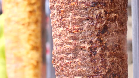 kebab deliciosamente asado en la parrilla