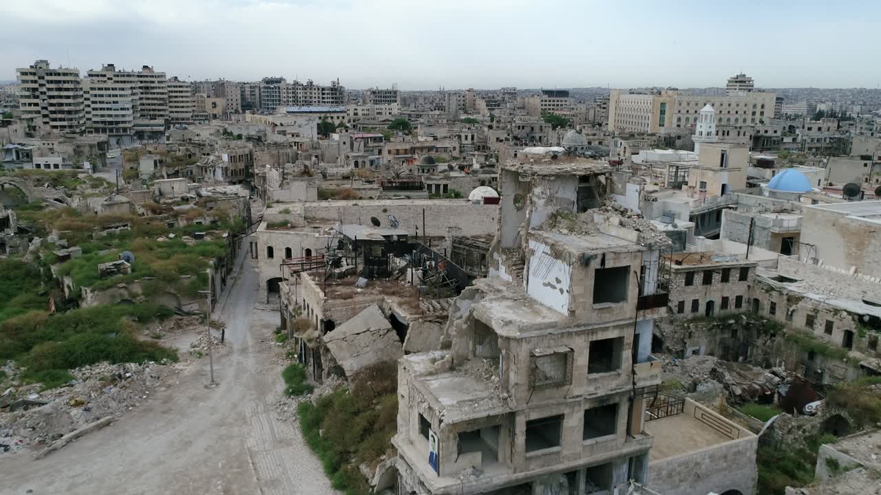 Aleppo sotto la luce del sole. Le rovine della città siriana si estendono all'orizzonte - vista aerea con drone 4K