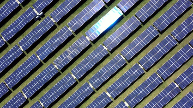 paneles solares azules. fuente de energía limpia verde alternativa. vista aérea de arriba