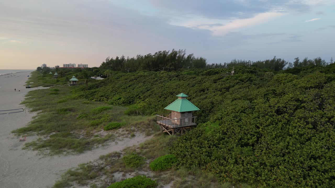 vista aérea de la torre de salvavidas y la playa de arena de la ciudad de boca raton, florida usa al amanecer, disparo de drones