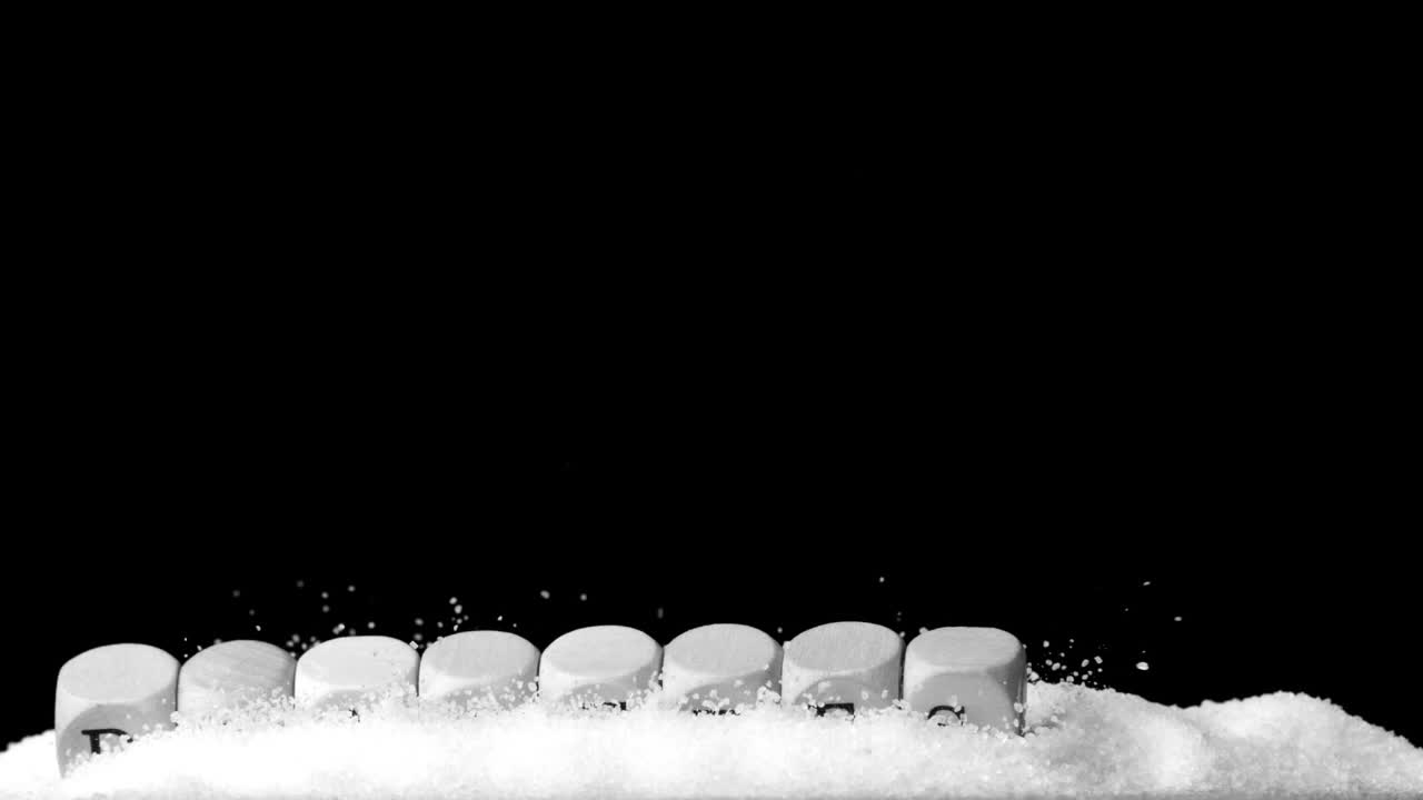 설탕 한 어리 위에 떨어지는 당뇨병을 표기하는 색 주사위