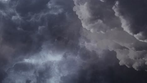 黑暗的 cumulonimbus 雲和雷暴的景色