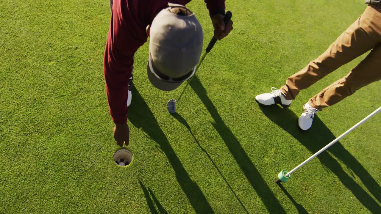 골프장에서 골프를 치는 다양한 남성 친구들의 중간 부분의 비디오